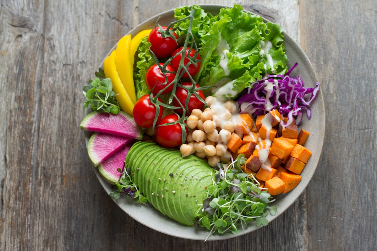 Nutricionista profesional con menú saludable